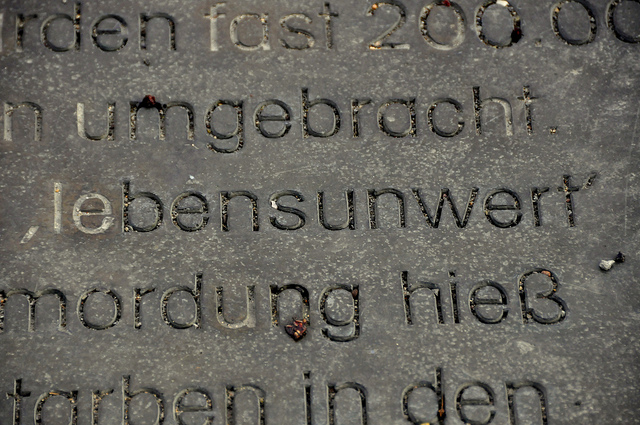 Gedenktegel van Götz Aly op de Tiergartenstrasse. Foto: Roberto Maldeno
