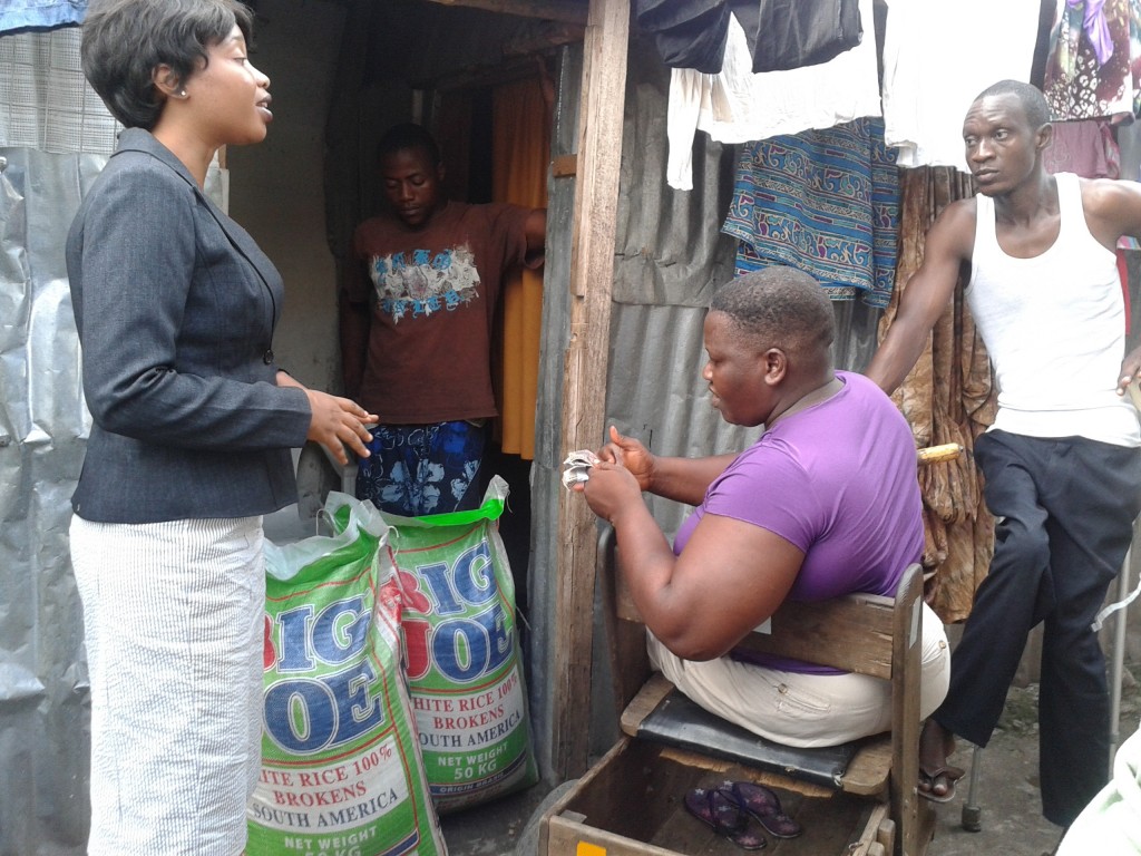 Hadiatou Diallo geeft namens One Family People voorlichting over ebola in Sierra Leone. Foto: One Family People