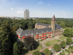 Het klooster Berchmanianum aan de rand van de campus. Foto: Gerard Verschooten