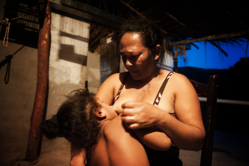 Moeder geeft haar dove dochter borstvoeding. Foto: Mona van den Berg